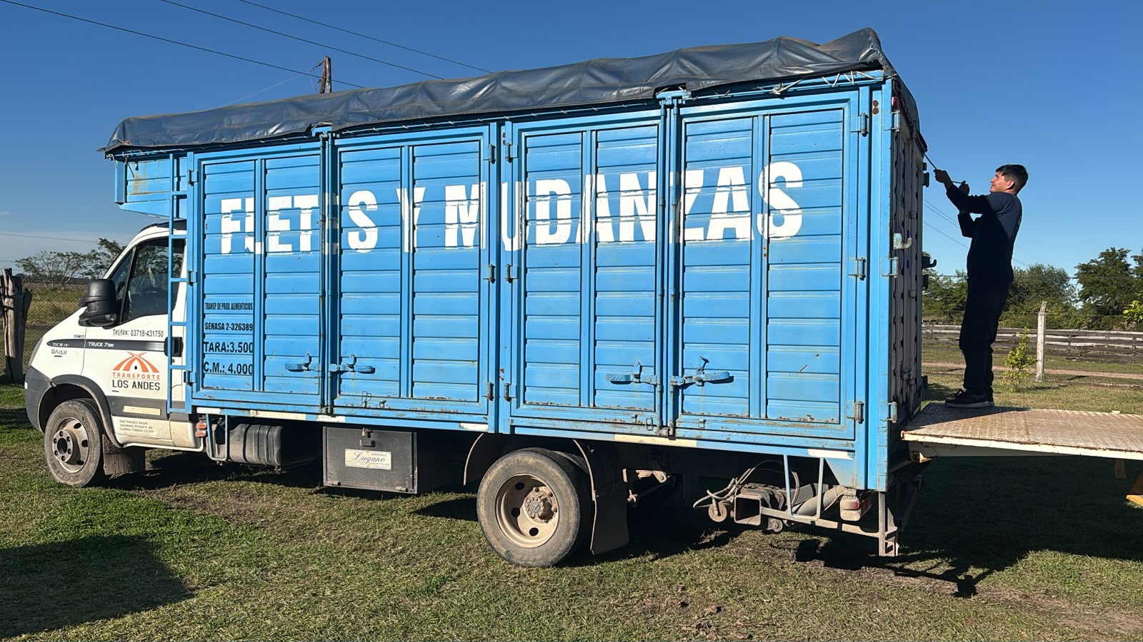 Camión de fletes y mudanzas en operación